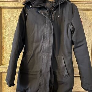 Canada Goose Black Puffer Jacket Weather-Resistant Insulated